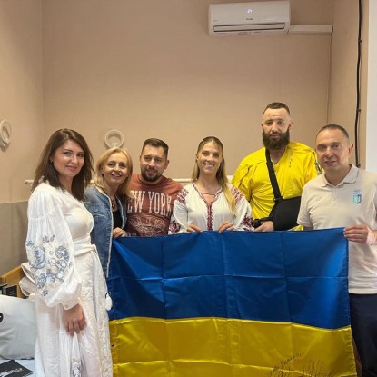 Олімпійська чемпіонка Ольга Харлан привезла свої медалі пораненим українським військовим. Фото: Вадим Гутцайт/Facebook