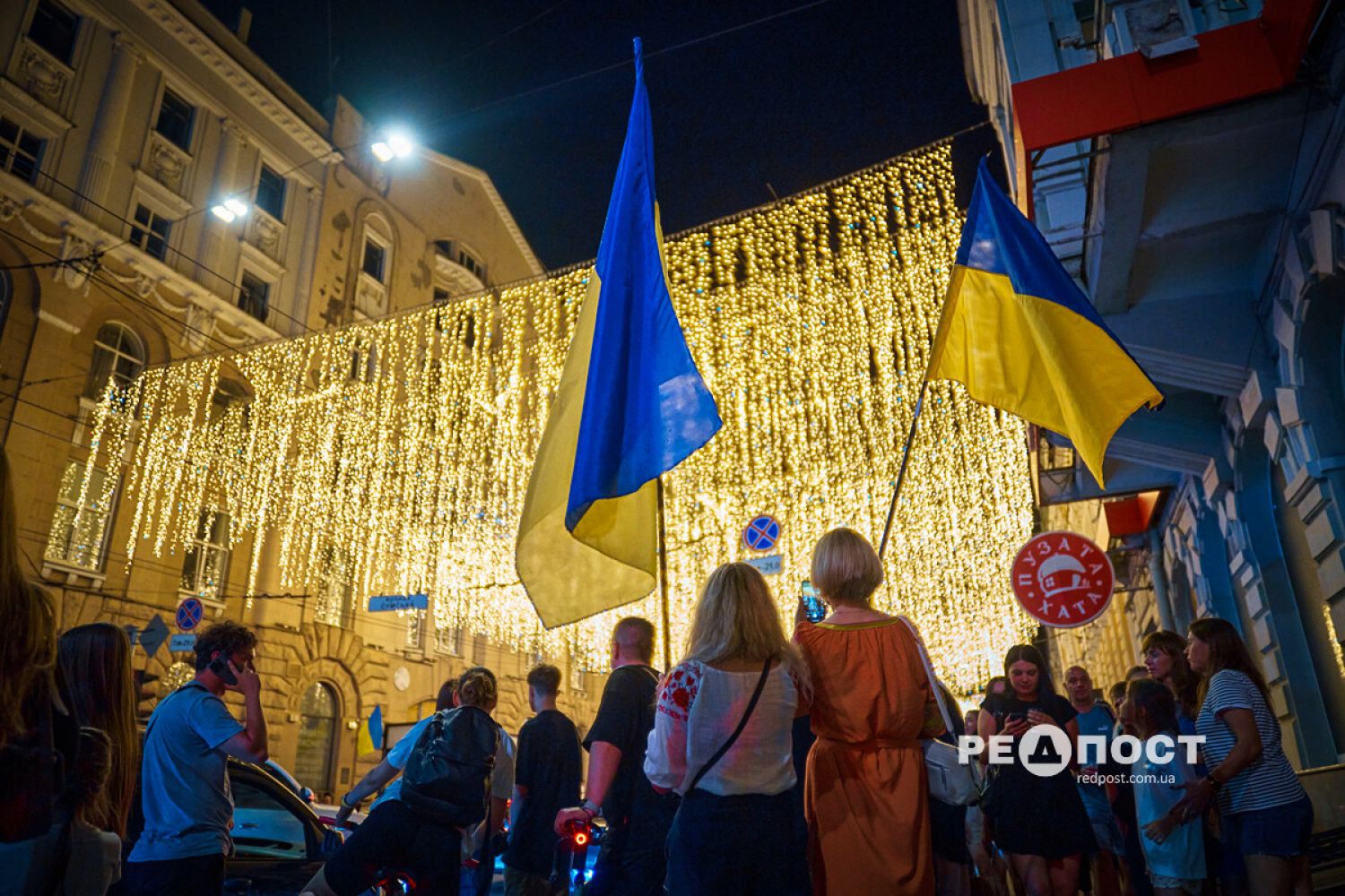 Харків відсвяткував День незалежності з ілюмінацією, фонтанами та піснями. Фото: Редпост