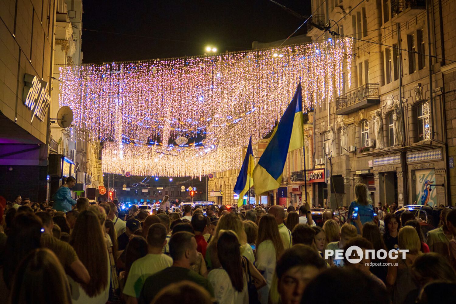 Харків відсвяткував День незалежності з ілюмінацією, фонтанами та піснями. Фото: Редпост