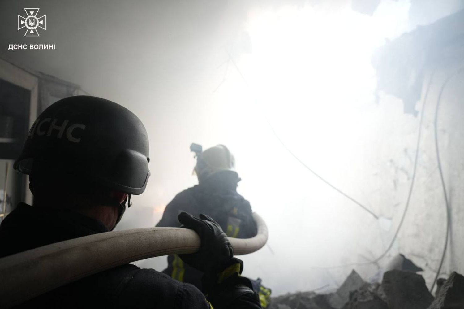 An apartment building was damaged in Lutsk as a result of an attack by the Russian Federation. Photo: DSNS