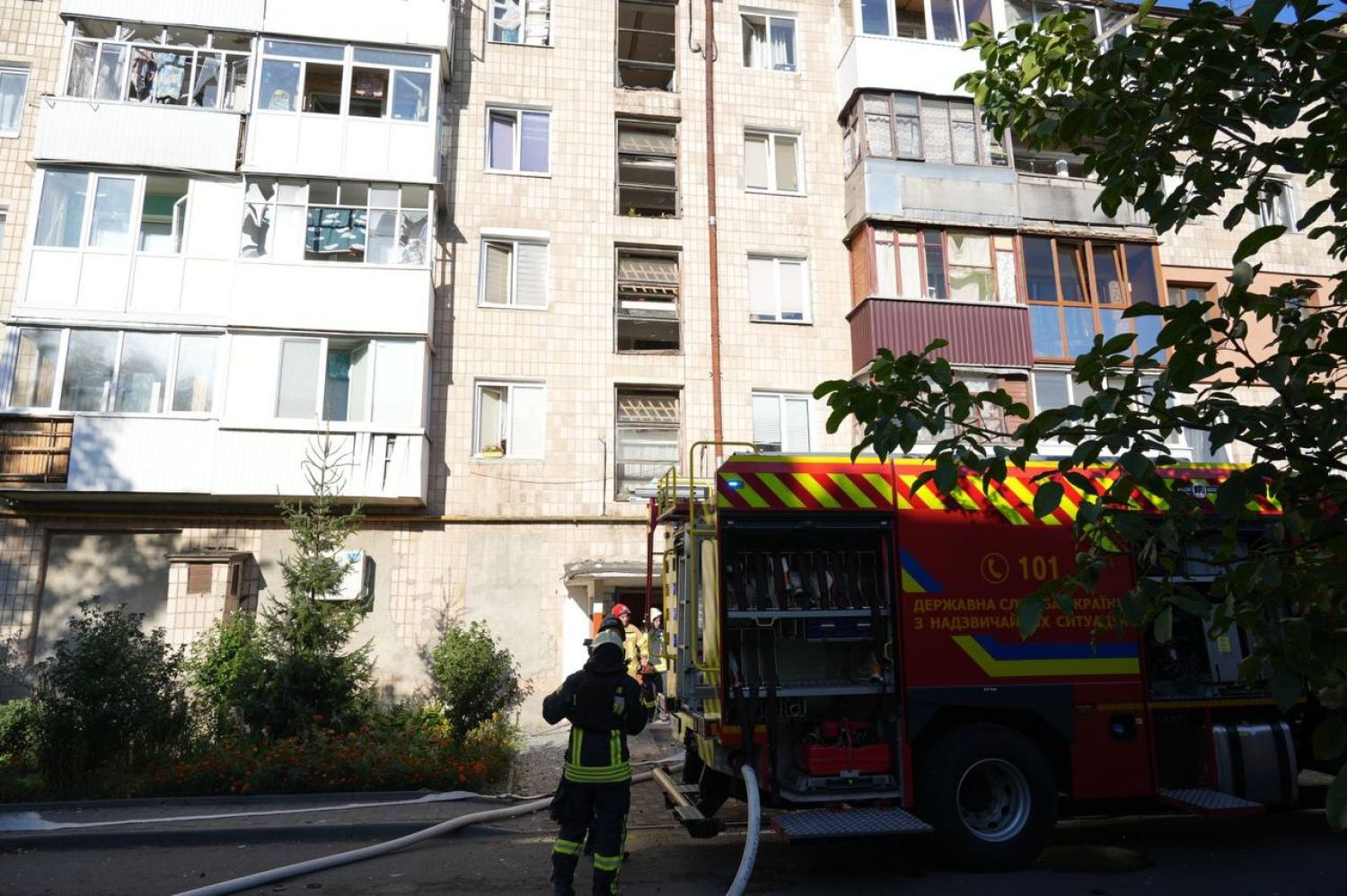 An apartment building was damaged in Lutsk as a result of an attack by the Russian Federation. Photo: DSNS