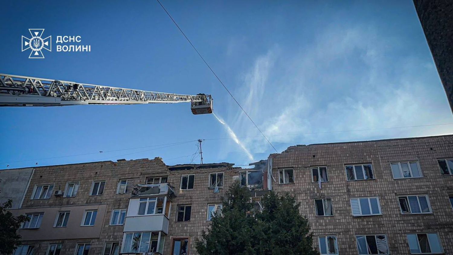 An apartment building was damaged in Lutsk as a result of an attack by the Russian Federation. Photo: DSNS