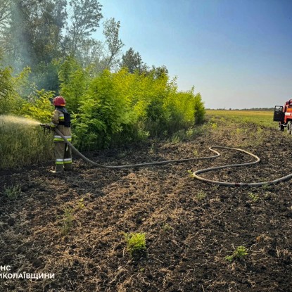 Пожежі внаслідок російської атаки по Миколаївщині 26 серпня. Фото: ДСНС