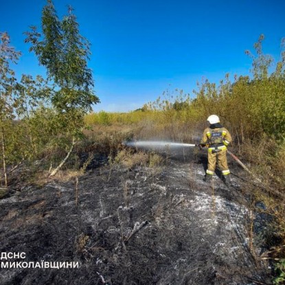 Пожар в результате российской атаки по Николаевщине 26 августа. Фото: ГСЧС