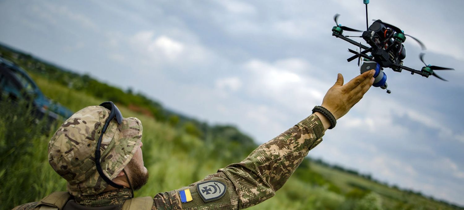 Военный держит дрон. Фото: УП