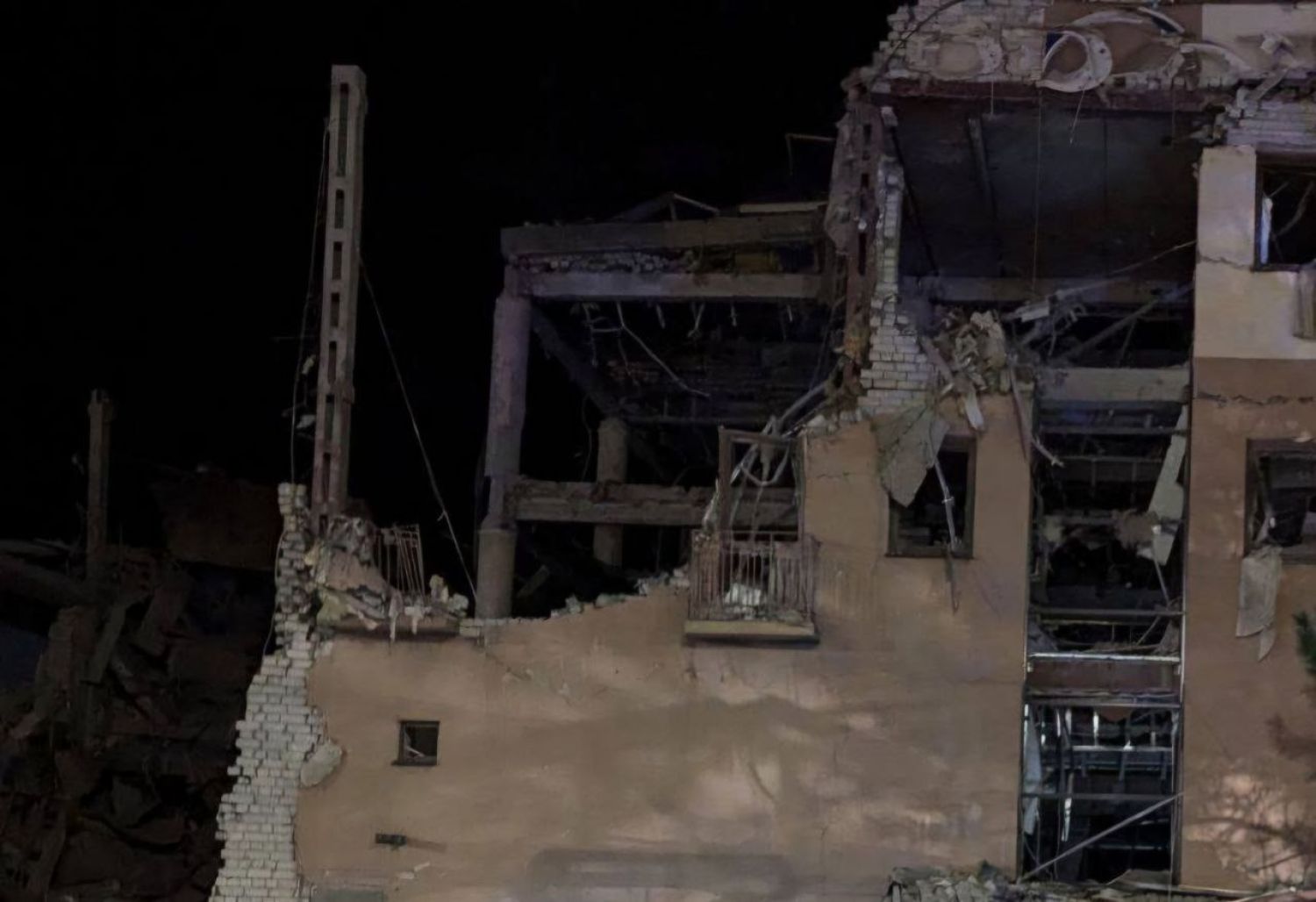 Russian troops attacked a hotel in Kryvyi Rih at night. Photo: Dnipropetrovsk OVA