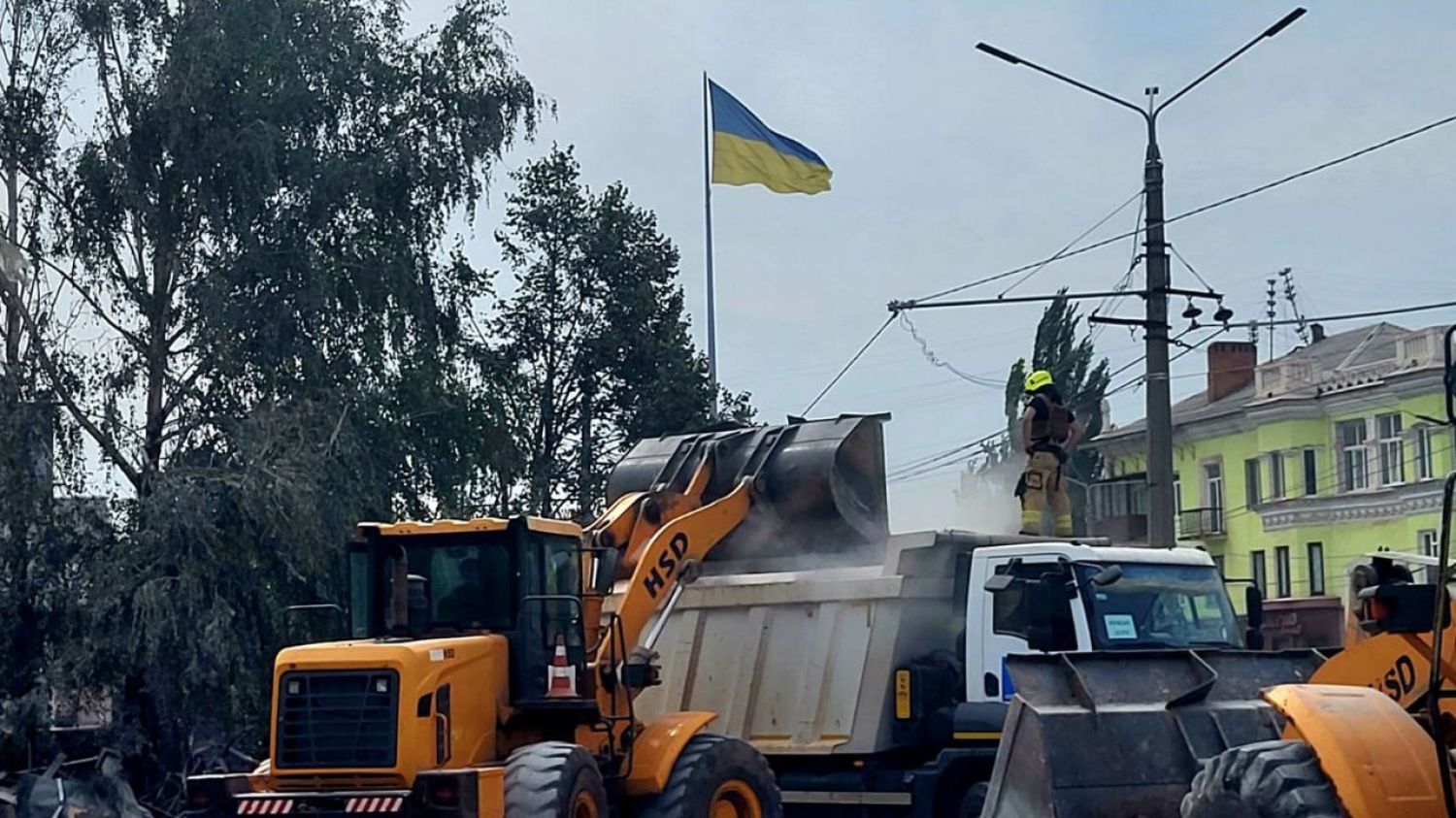 Последствия российского удара по гостинице в Кривом Роге. Фото: Евгений Ситниченко