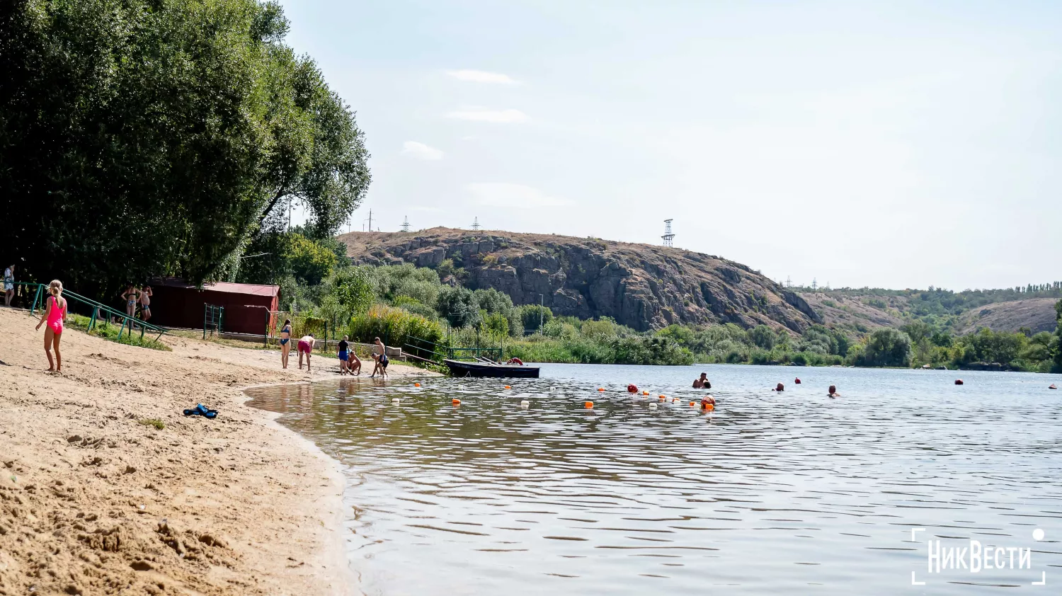 Vacationers on the city beach on the banks of the Southern Bug, photo: «NykVesty"