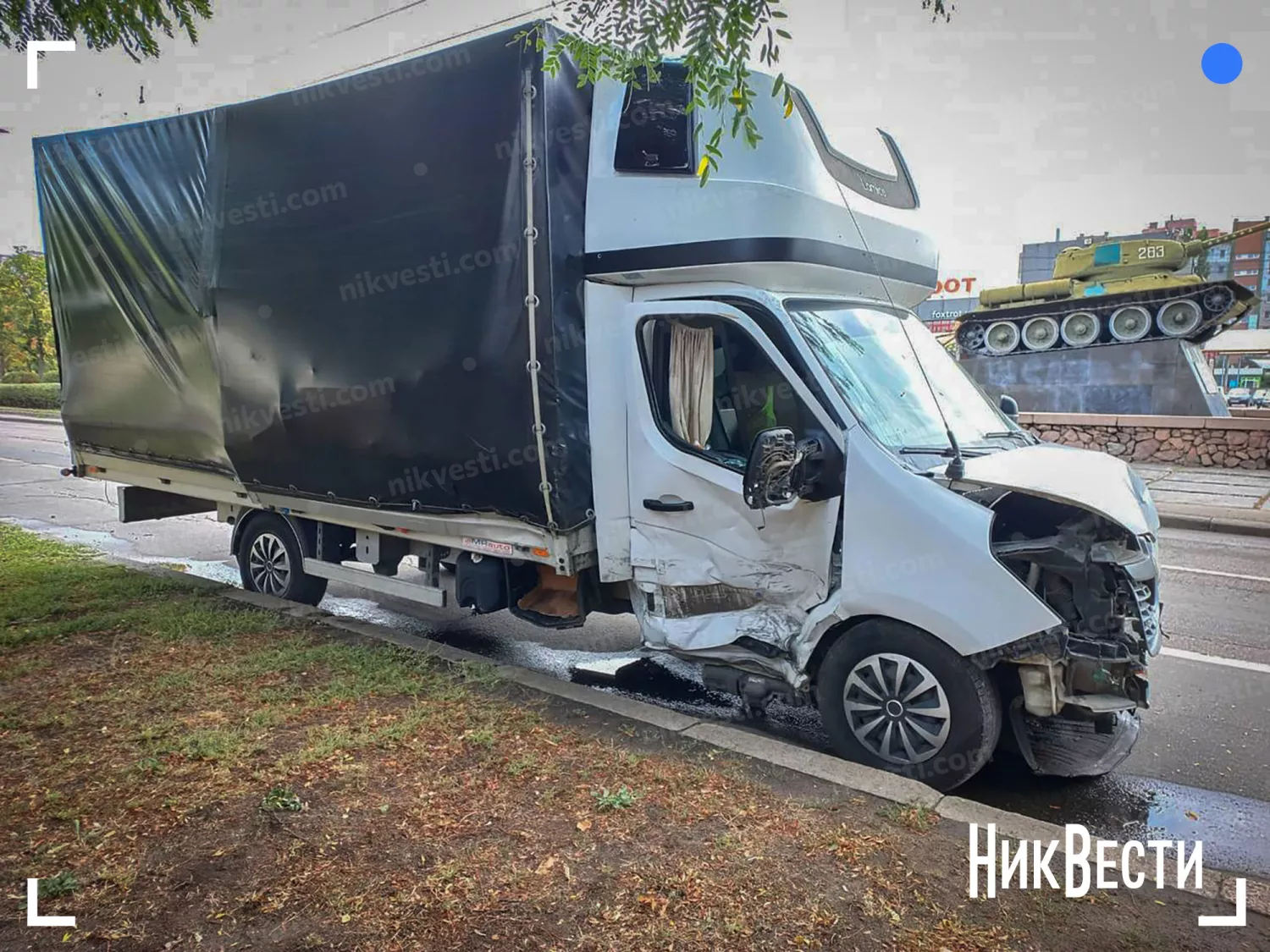 Автомобіль Renault Master, який перевозив медичні відходи з Дніпропетровщини до Одеси, що потрапив у ДТП в Миколаєві, фото НикВести