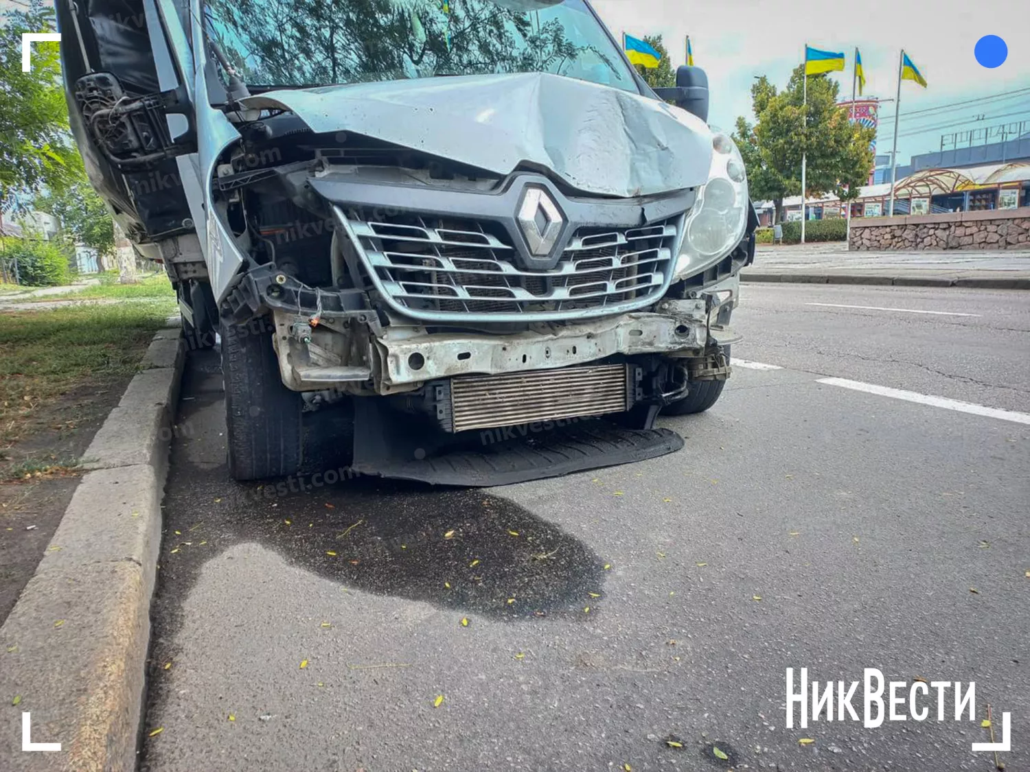 Автомобіль Renault Master, який перевозив медичні відходи з Дніпропетровщини до Одеси, що потрапив у ДТП в Миколаєві, фото НикВести