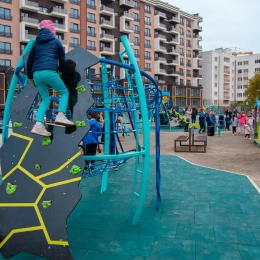 Майданчик біля новобудов в Ужгороді, 2020 рік, фото: мер Ужгорода Богдан Андріїв