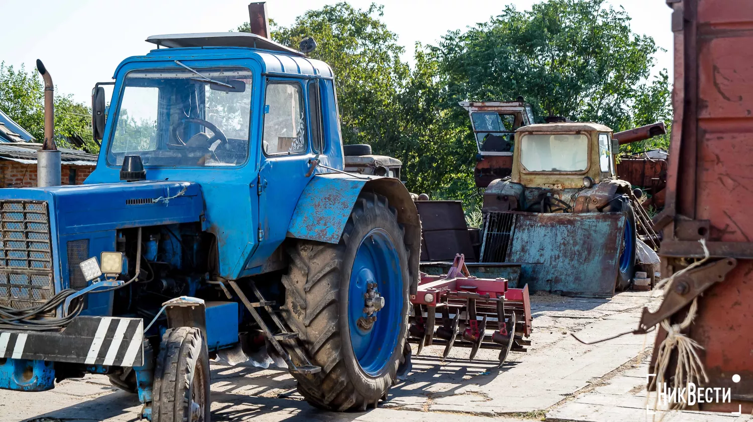 Техніка, яку фермери використовують для обробітку полів з люцерною та сіном. Фото: «НикВести»