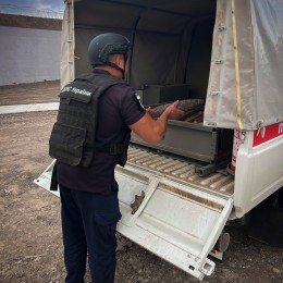 Піротехніки транспортують у безпечне місце знайдені у Вознесенську старі артилерійські снаряди / Фото: ДСНС Миколаївщини