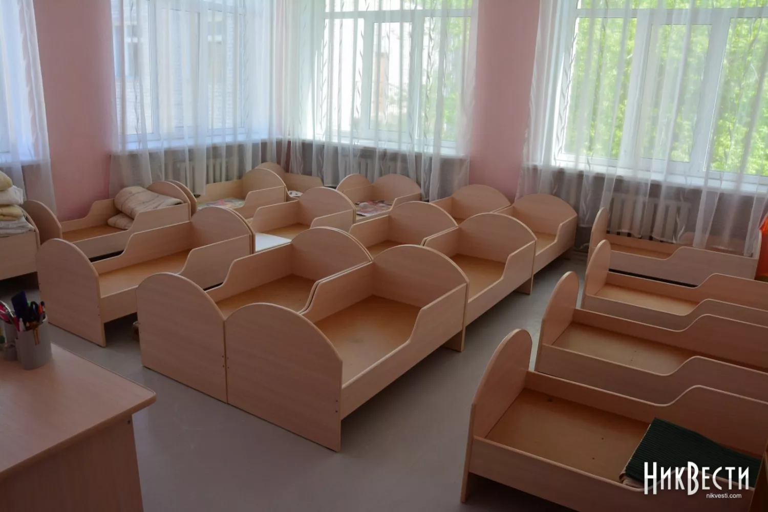 Beds in one of the kindergartens in Mykolaiv, May 2023, photo «NykVesty"