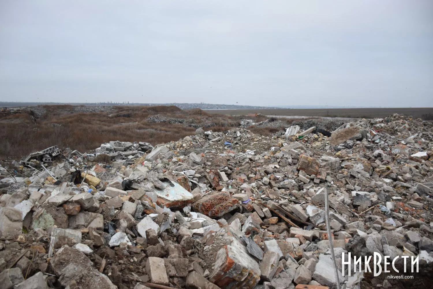 Место хранения отходов разрушения на городском полигоне Николаева, иллюстративное фото «МикВести»