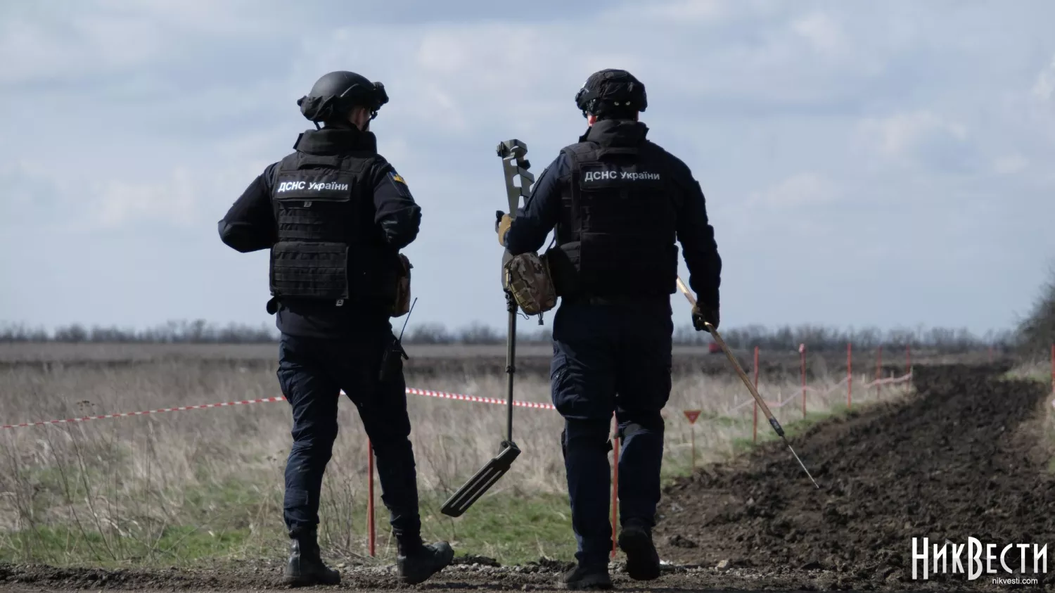 Саперы ГСЧС на заминированном поле возле Снегиревки. Архивное фото «МикВести»