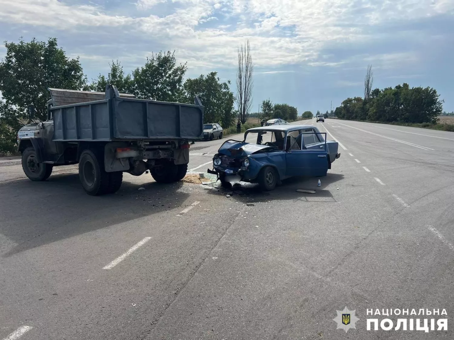 На Миколаївщині легковик зіткнувся з вантажівкою. Фото: поліція Миколаївщини