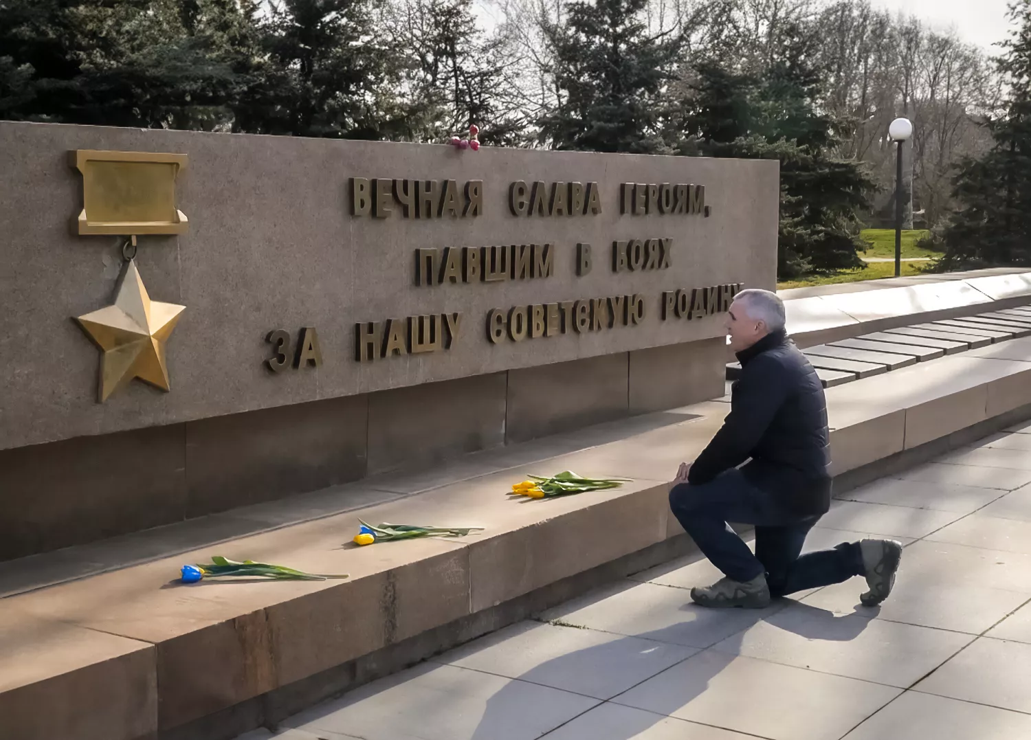 Міський голова під час вшанувальних заходів біля меморіалу, фото: скрин сюжету ТРК 