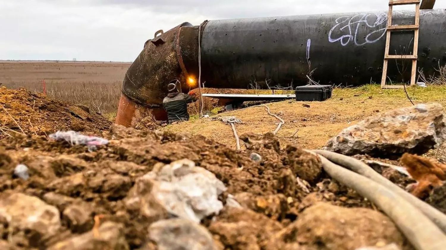 Repair of a damaged water pipe, November 16, 2022. Photo: Oleksandr Gordienko/Mykolaiv Society