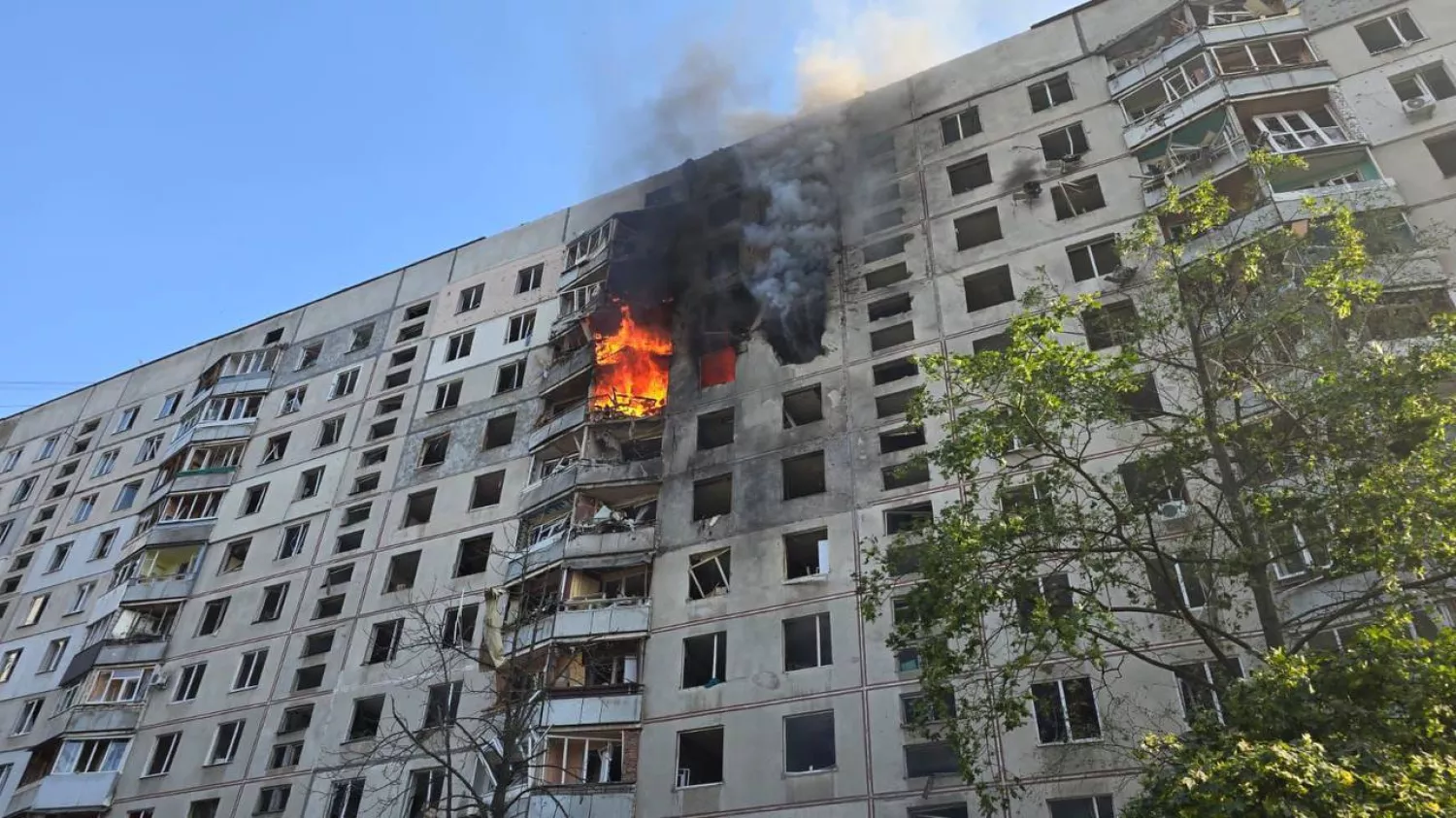 Удар по багатоповерховому житловому будинку у Харкові, Фото: Володимир Зеленський