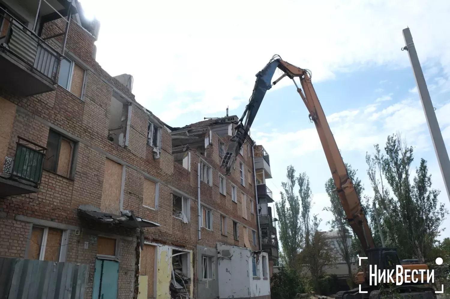 Будівельні роботи на території будинку по вулиці Пограчина, 43, фото: «МикВісті»