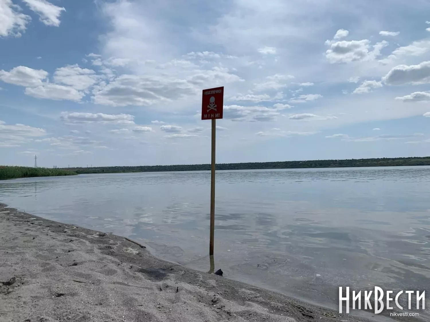 Один из пляжей в Николаеве с упреждающей табличкой об опасности. Архивное фото «НикВести»