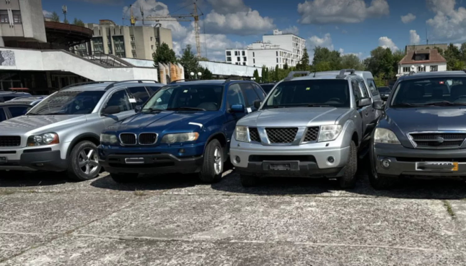 Один из случаев незаконного ввоза автомобилей под видом гуманитарной помощи. Фото: БЕБ