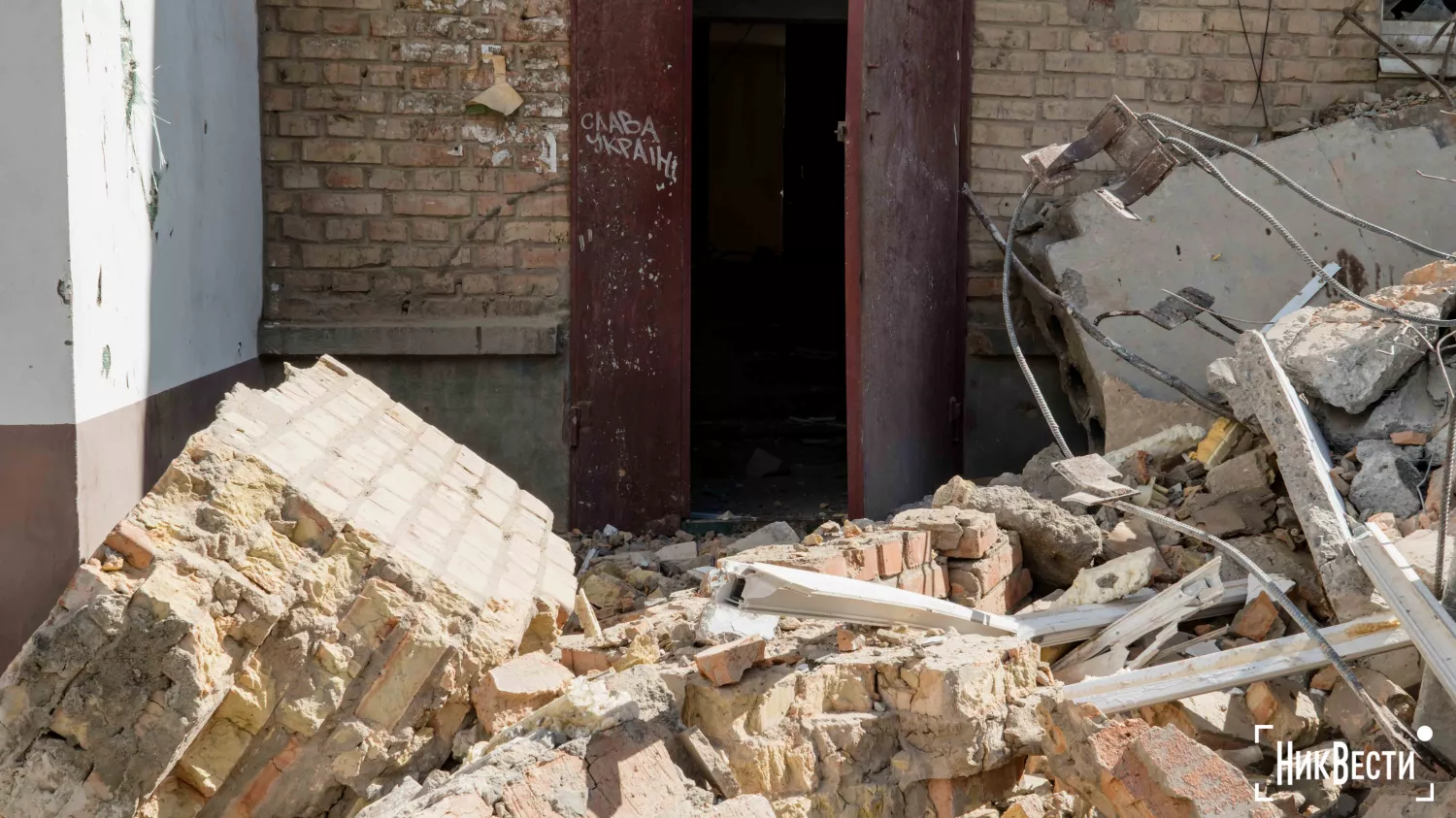 Builders began demolishing the house at 43 Pogranichnaya Street in Mykolaiv, photo: «NikVesti"