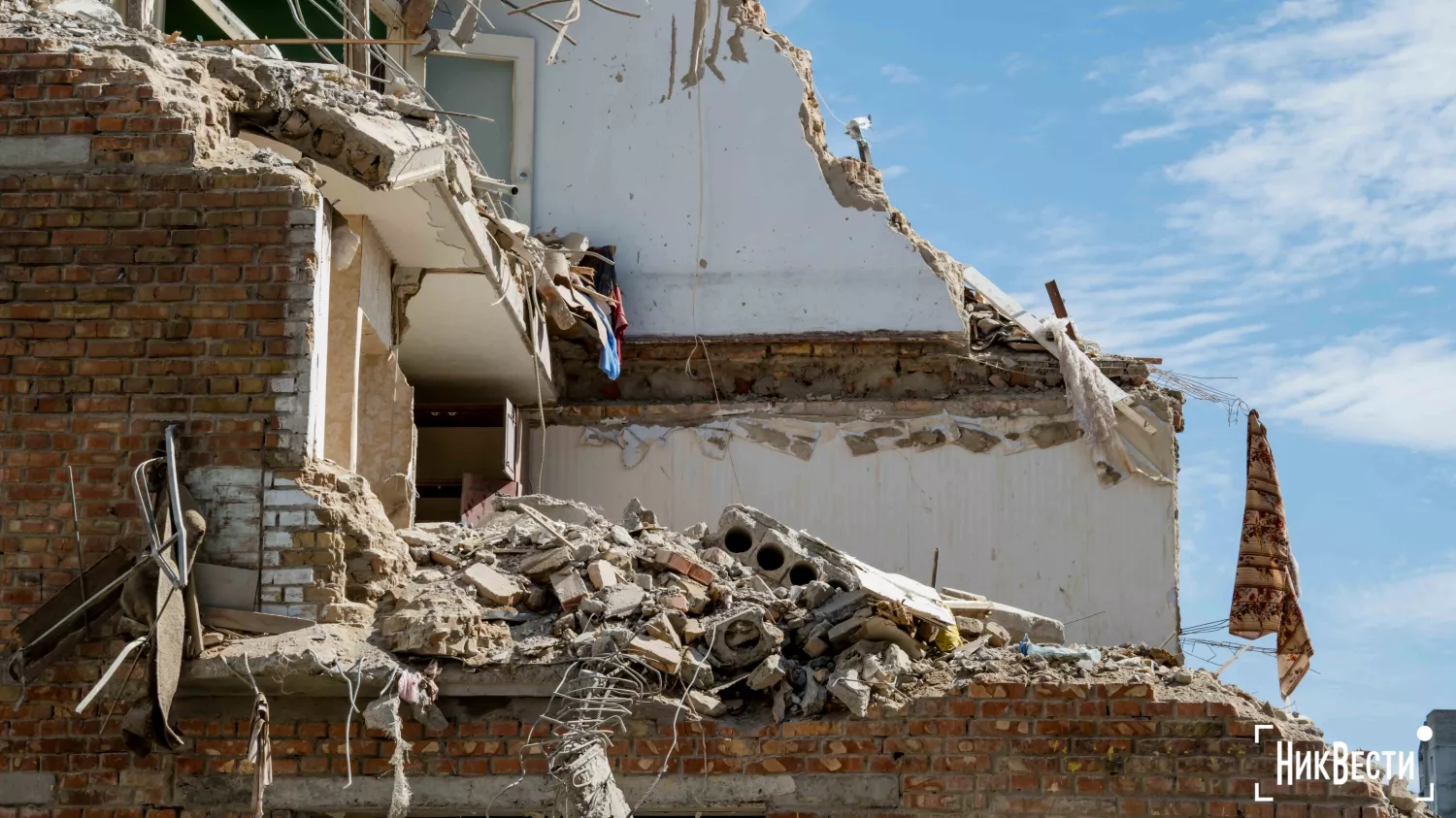 Builders began demolishing the house at 43 Pogranichnaya Street in Mykolaiv, photo: «NikVesti"