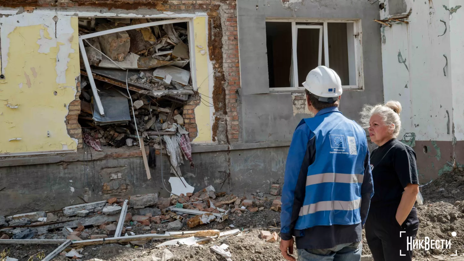 Будівльники почали зносити будинок на Пограничній, 43 у Миколаєві, фото: «МикВісті»