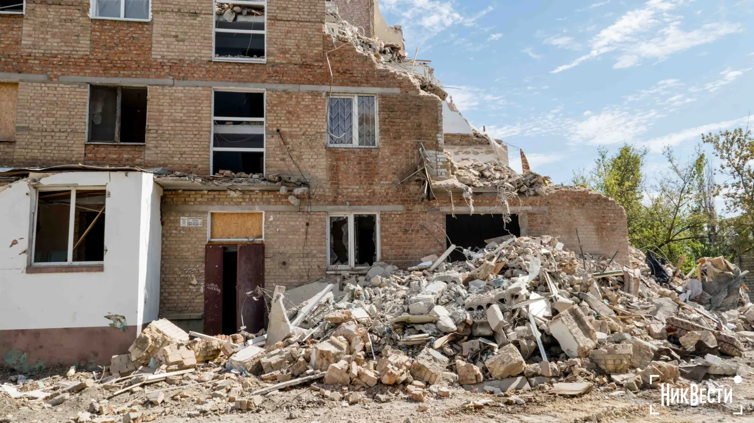 Builders began demolishing the house at 43 Pogranichnaya Street in Mykolaiv, photo: «NikVesti"