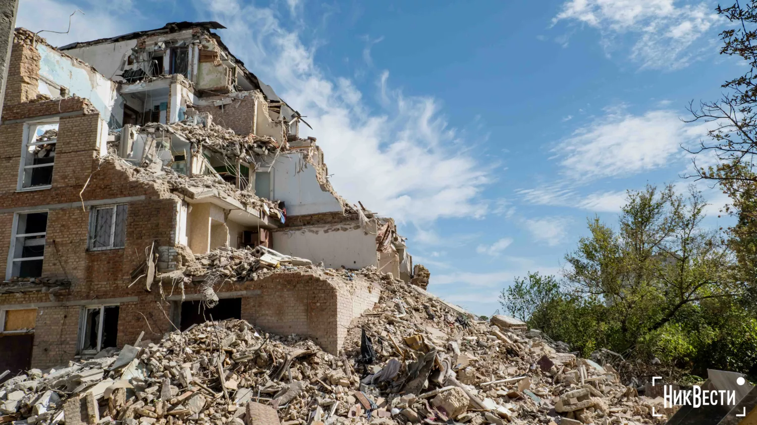 Builders began demolishing the house at 43 Pogranichnaya Street in Mykolaiv, photo: «NikVesti"