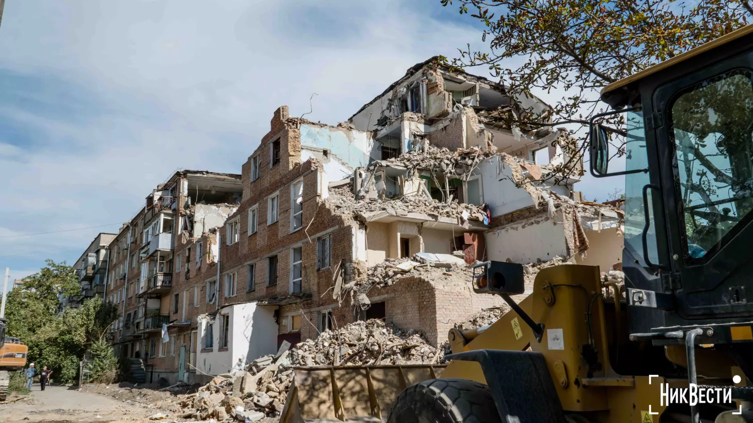 Builders began demolishing the house at 43 Pogranichnaya Street in Mykolaiv, photo: «NikVesti"