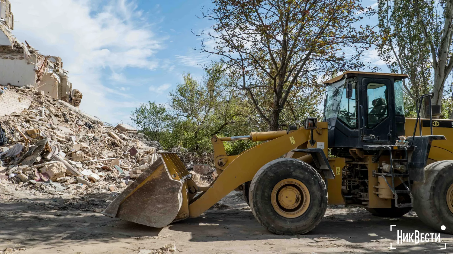 Будівльники почали зносити будинок на Пограничній, 43 у Миколаєві, фото: «МикВісті»