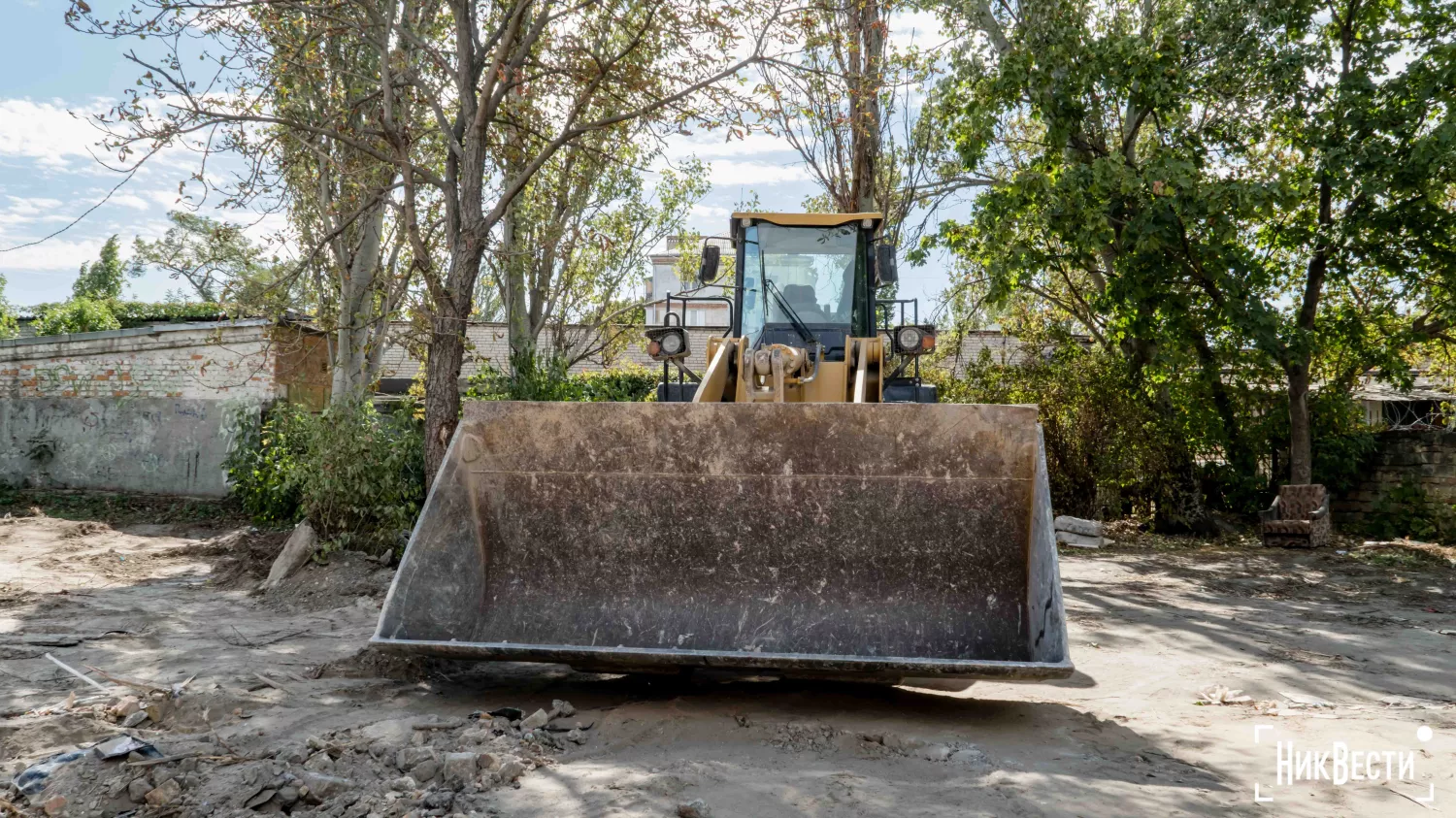 Builders began demolishing the house at 43 Pogranichnaya Street in Mykolaiv, photo: «NikVesti"