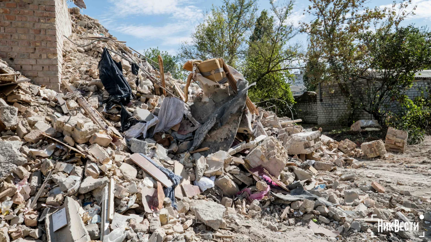 Будівльники почали зносити будинок на Пограничній, 43 у Миколаєві, фото: «МикВісті»