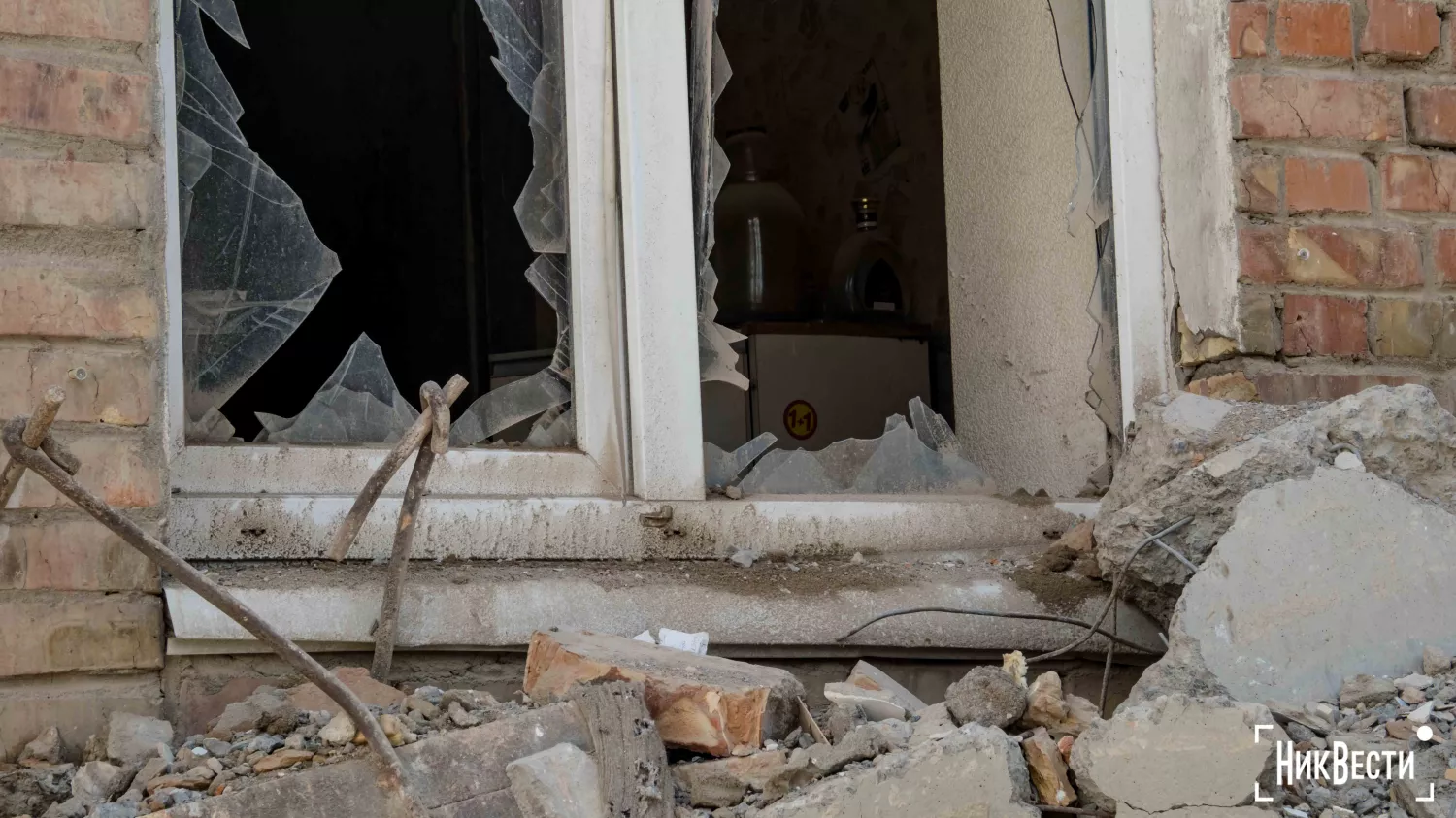 Builders began demolishing the house at 43 Pogranichnaya Street in Mykolaiv, photo: «NikVesti"