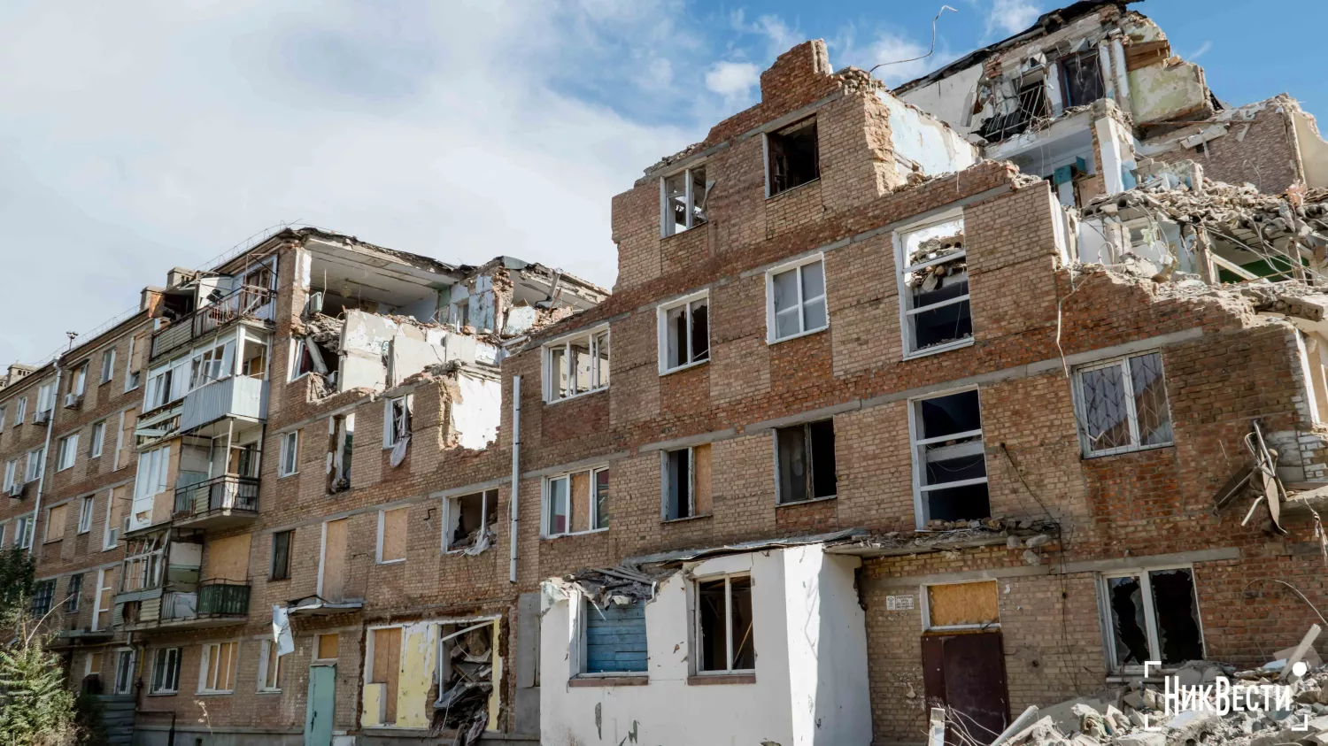 Builders began demolishing the house at 43 Pogranichnaya Street in Mykolaiv, photo: «NikVesti"