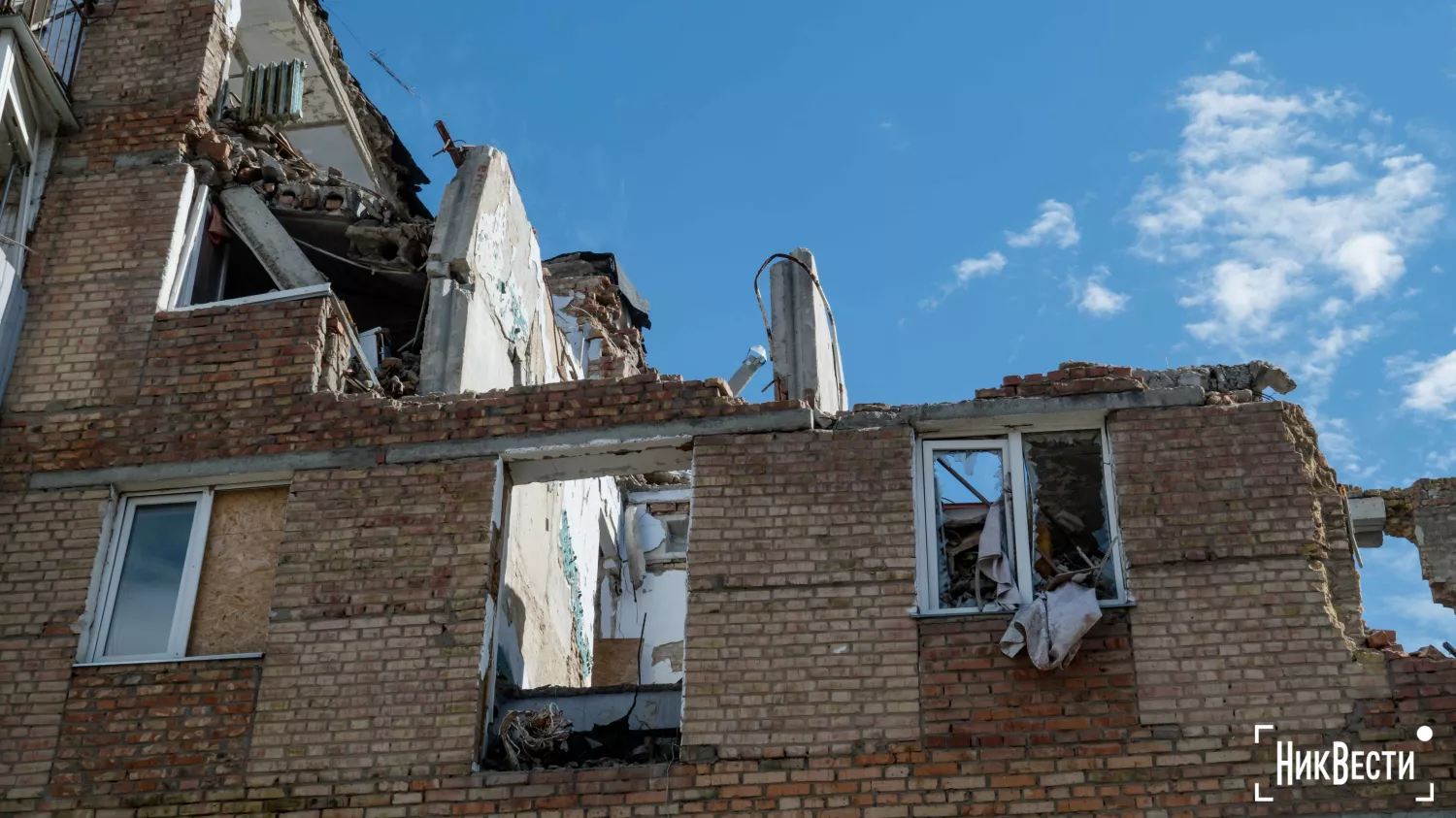 Builders began demolishing the house at 43 Pogranichnaya Street in Mykolaiv, photo: «NikVesti"