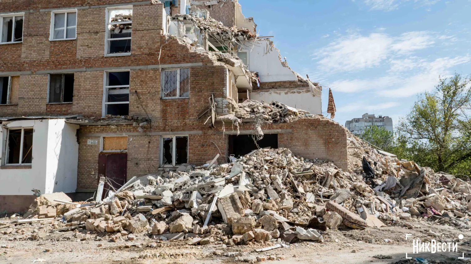 Builders began demolishing the house at 43 Pogranichnaya Street in Mykolaiv, photo: «NikVesti"