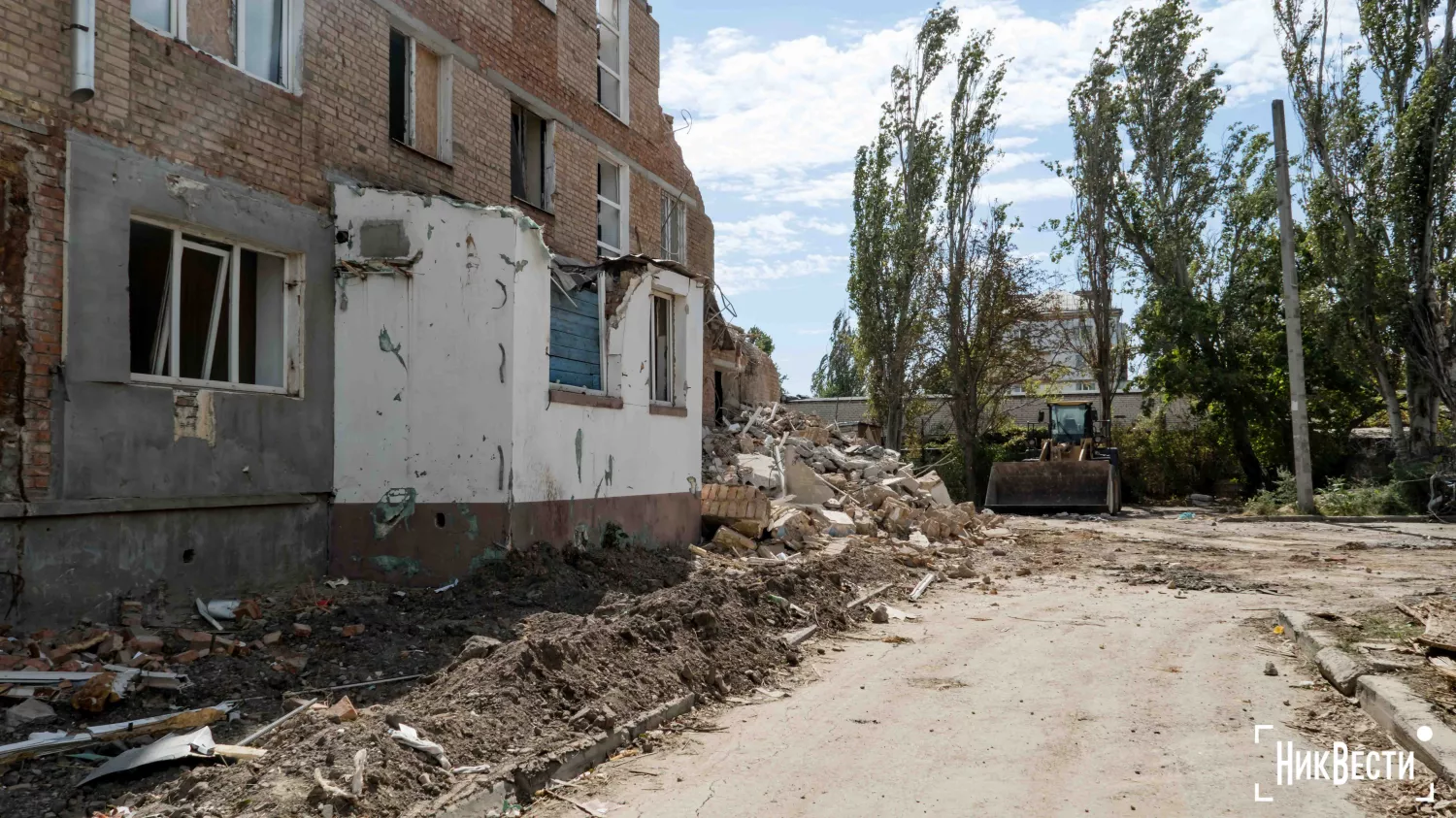 Builders began demolishing the house at 43 Pogranichnaya Street in Mykolaiv, photo: «NikVesti"