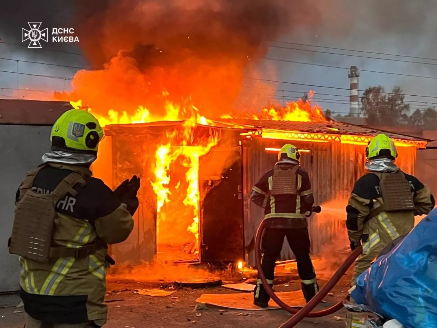 Російська армія завдала ракетного удару по Києву. Фото: ДСНС Києва