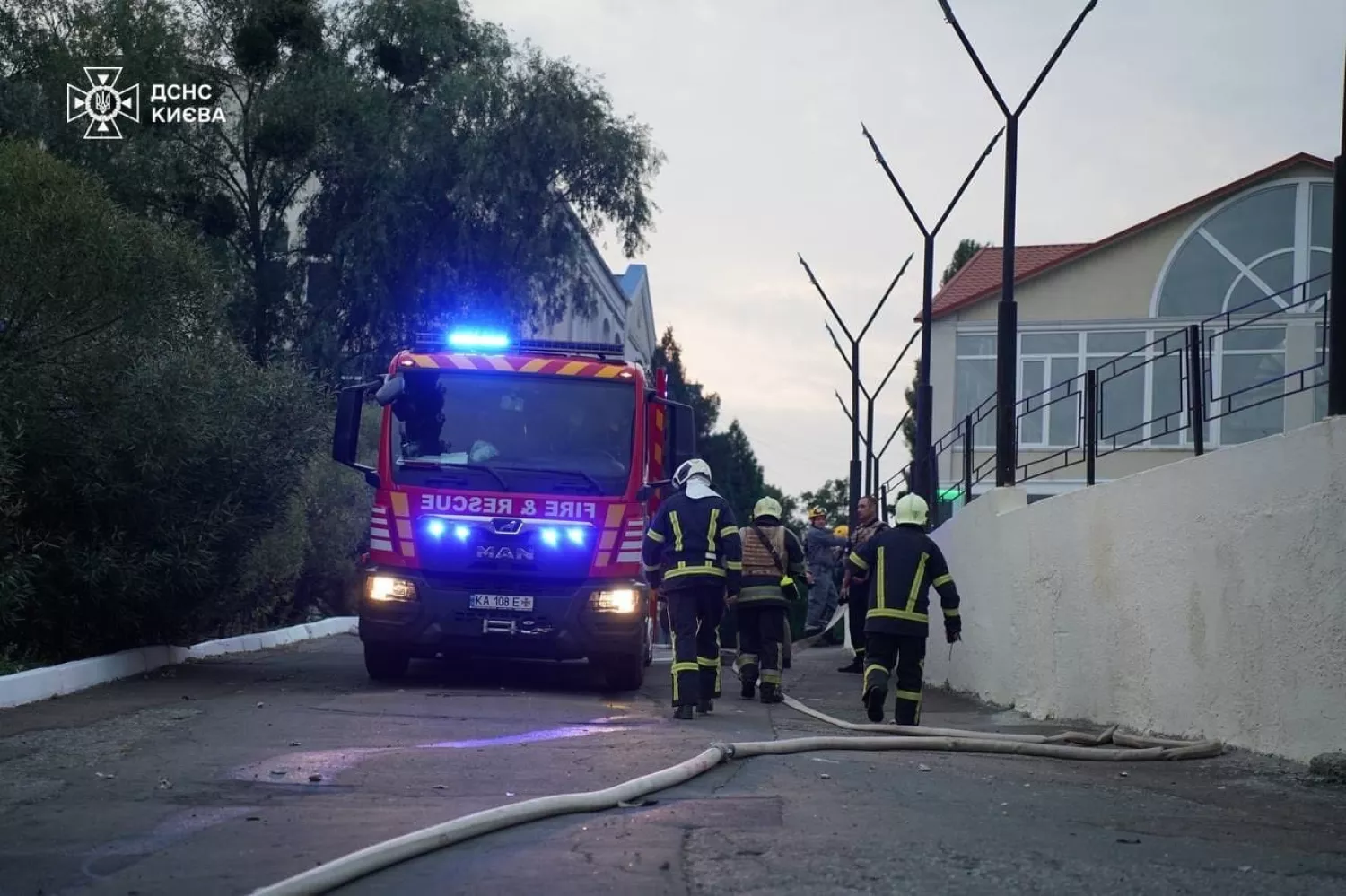 Російська армія завдала ракетного удару по Києву. Фото: ДСНС Києва