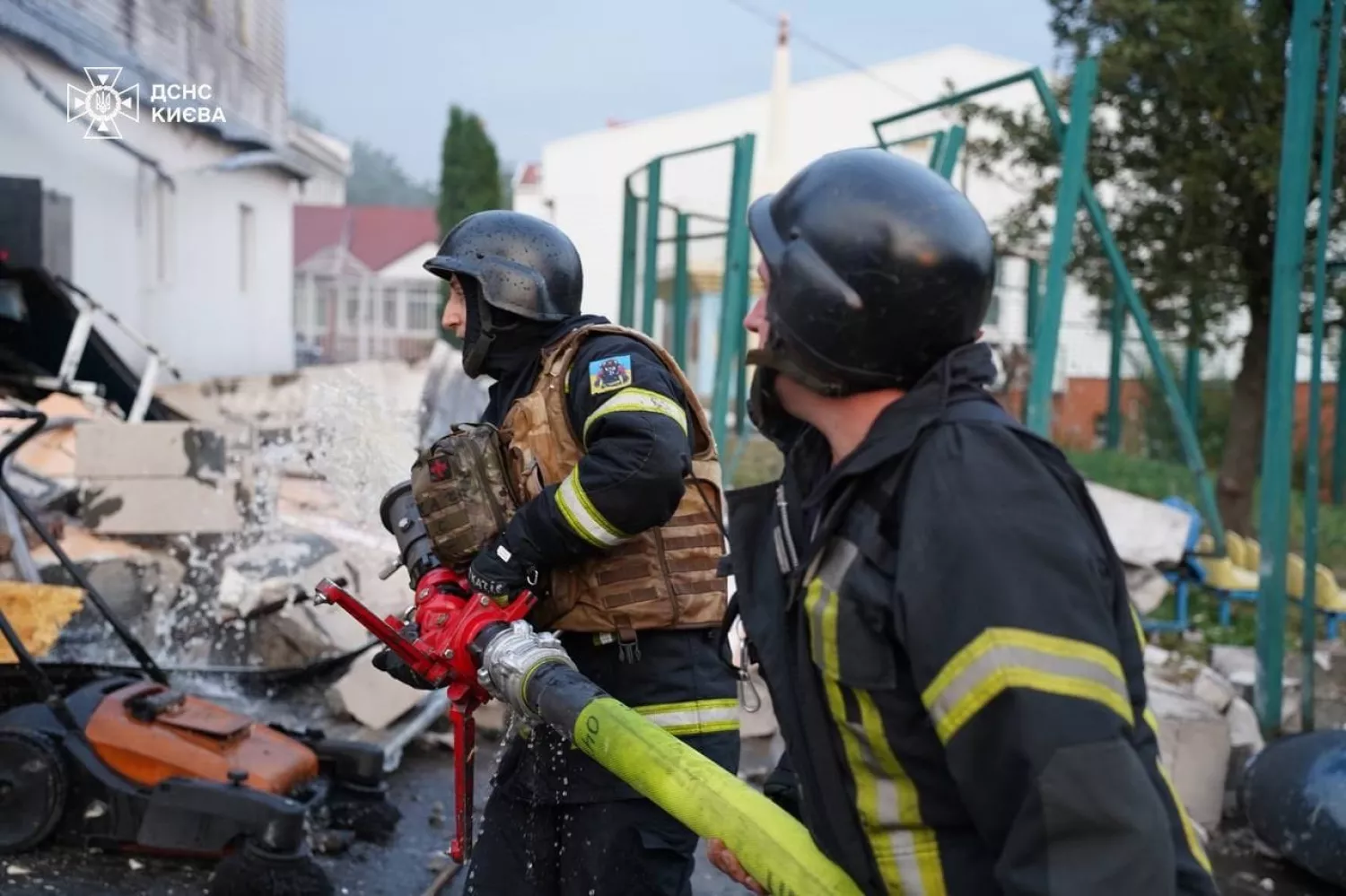 Російська армія завдала ракетного удару по Києву. Фото: ДСНС Києва