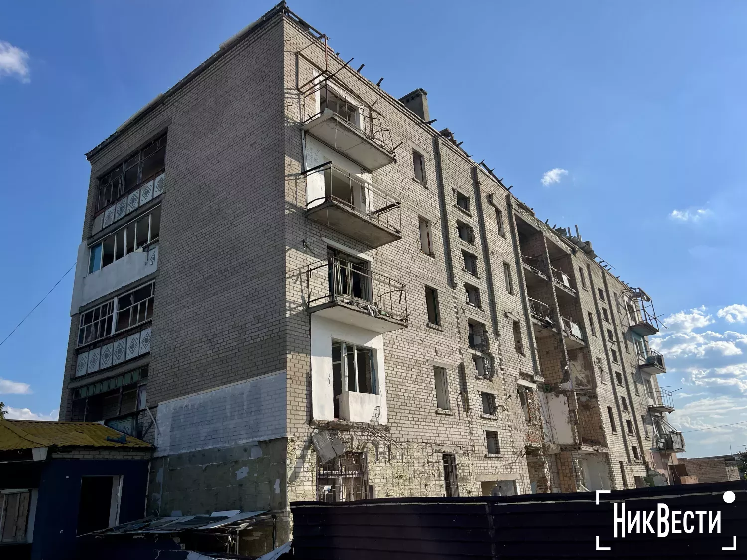 View of a high-rise building in Voznesensk 2 years after the impact. Photo: «NikVesti"