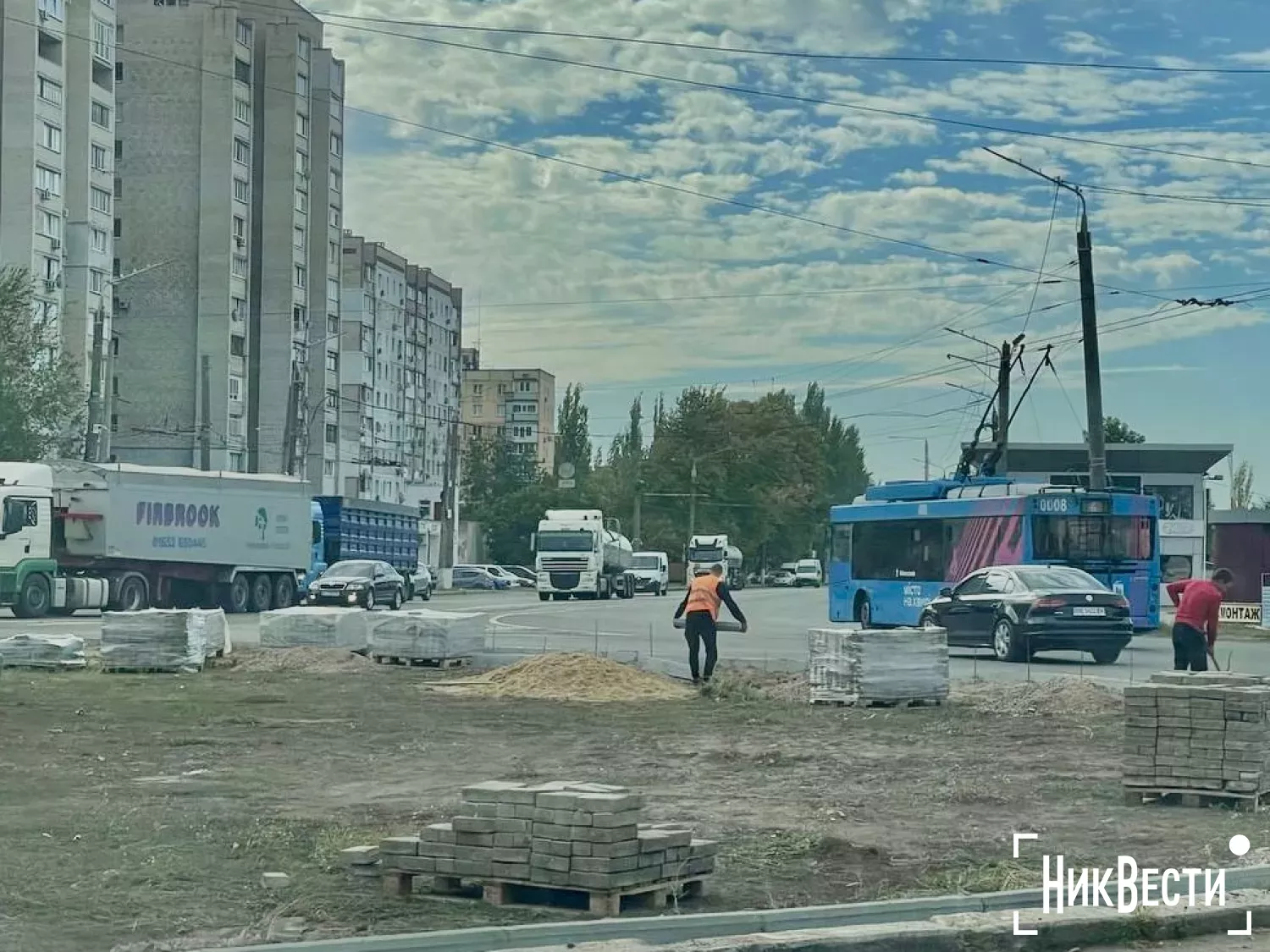 Укладка тротуарной плитки на Терновском кольце в Николаеве, 19 сентября. Фото: «НикВести»