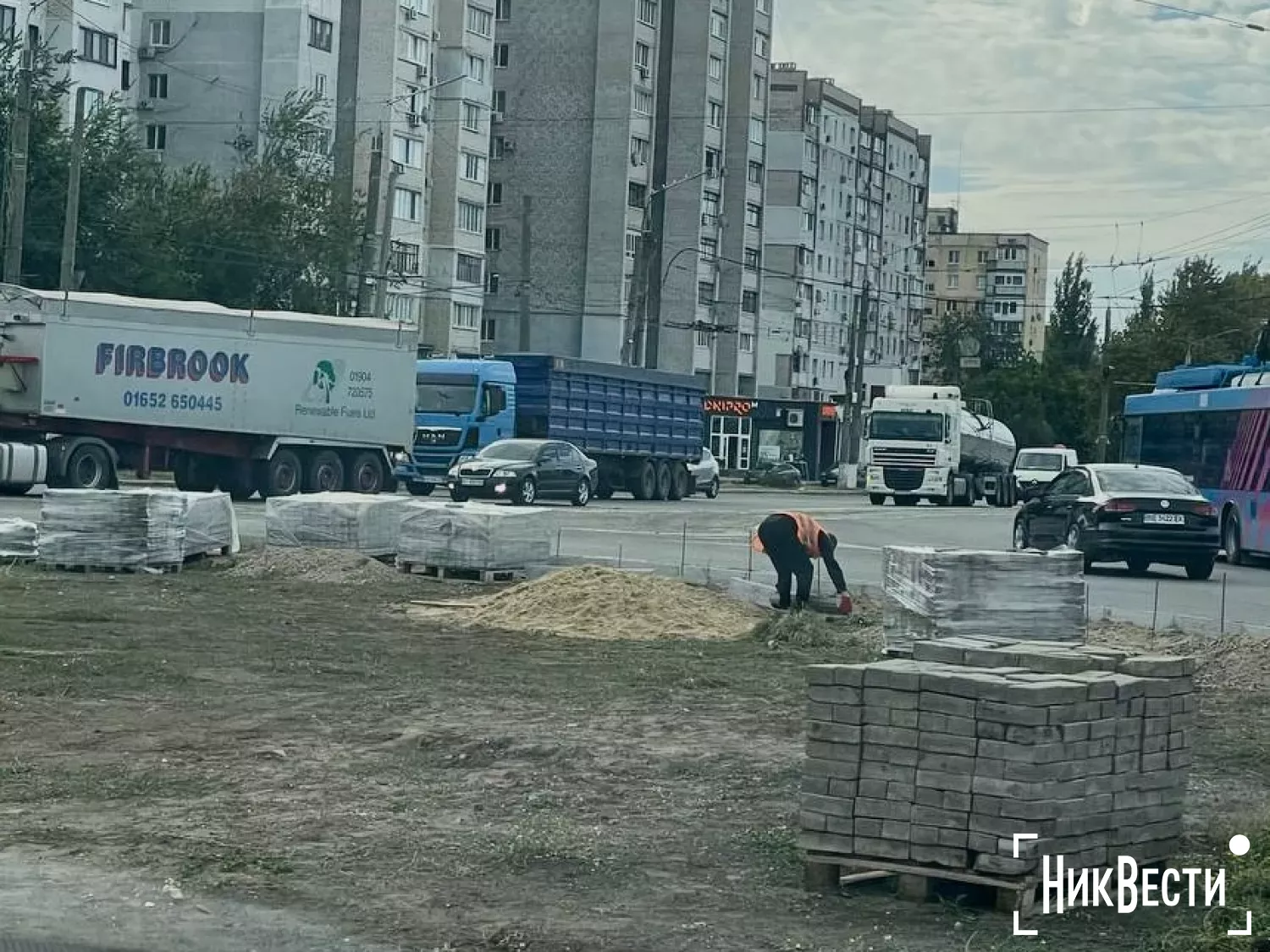 Укладка тротуарной плитки на Терновском кольце в Николаеве, 19 сентября. Фото: «НикВести»