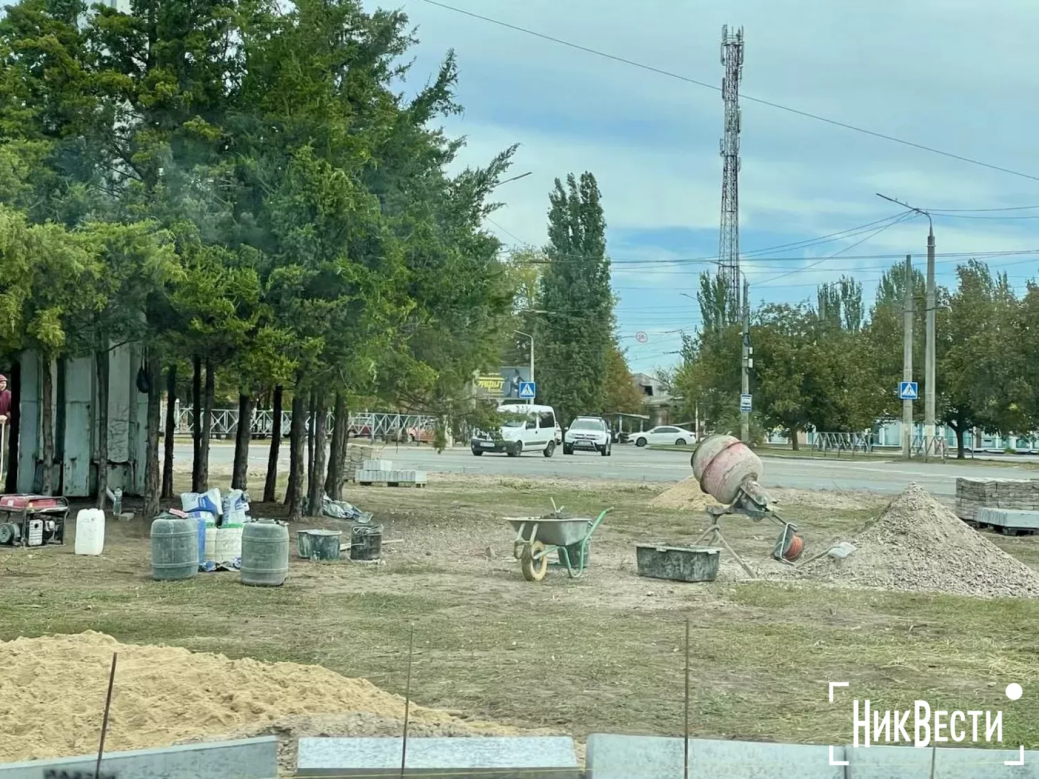 Укладка тротуарной плитки на Терновском кольце в Николаеве, 19 сентября. Фото: «НикВести»