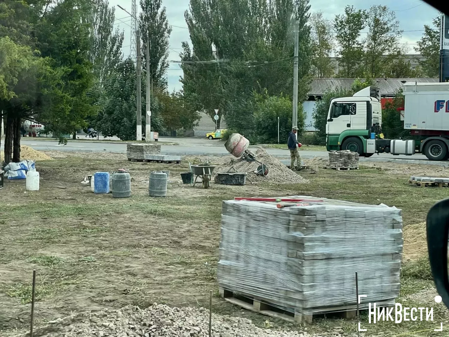 Укладка тротуарной плитки на Терновском кольце в Николаеве, 19 сентября. Фото: «НикВести»