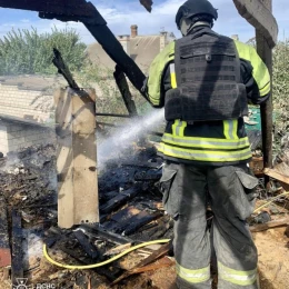 В Херсонской области из-за российского обстрела загорелись два жилых дома. Фото: ГСЧС Херсонщины